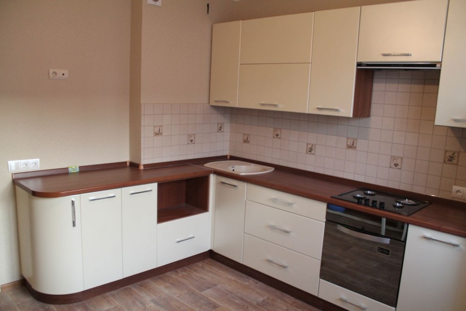 Коричневая кухня с черной столешницей