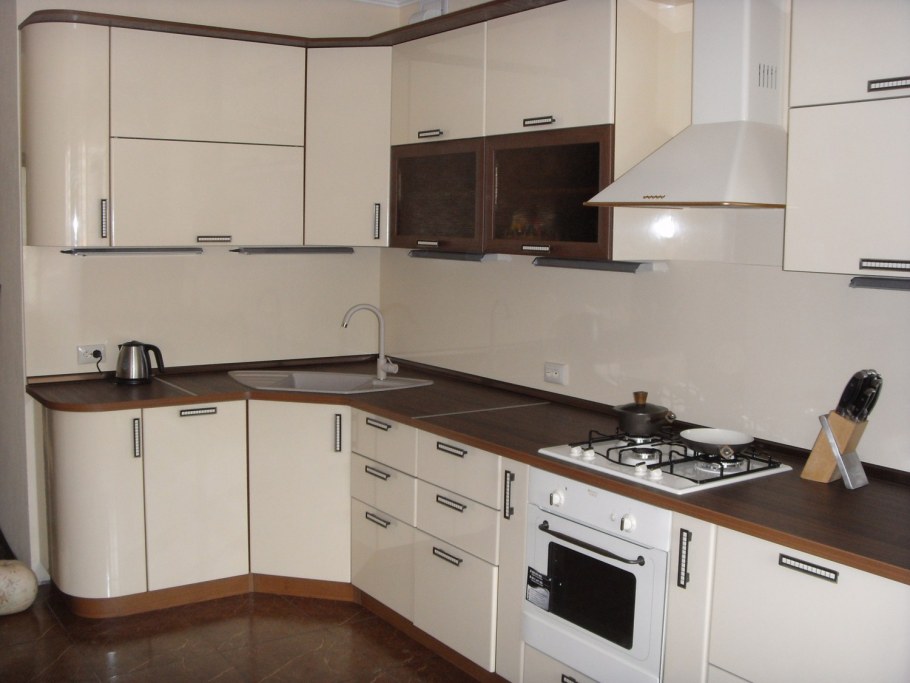 Угловая кухня бежевая