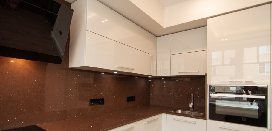 Кухня с коричневой столешницей