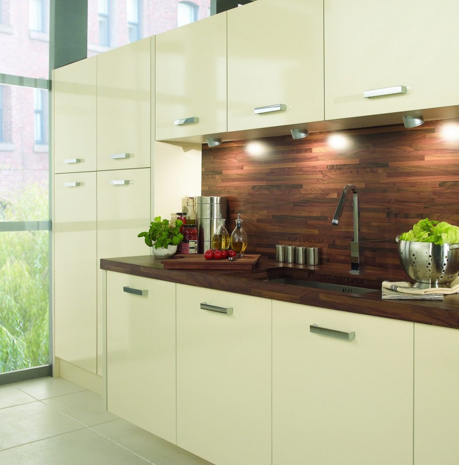 Интерьер кухни с коричневым полом