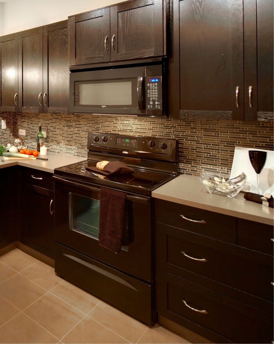 Кухня в темно светлых тонах