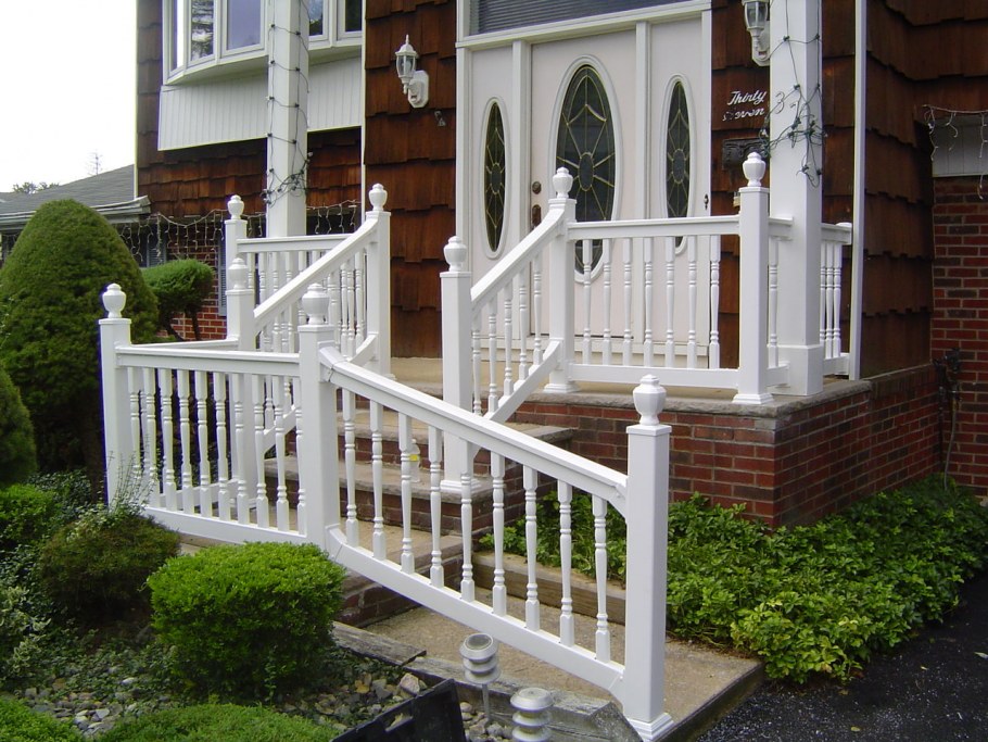 Перила крыльца частного дома