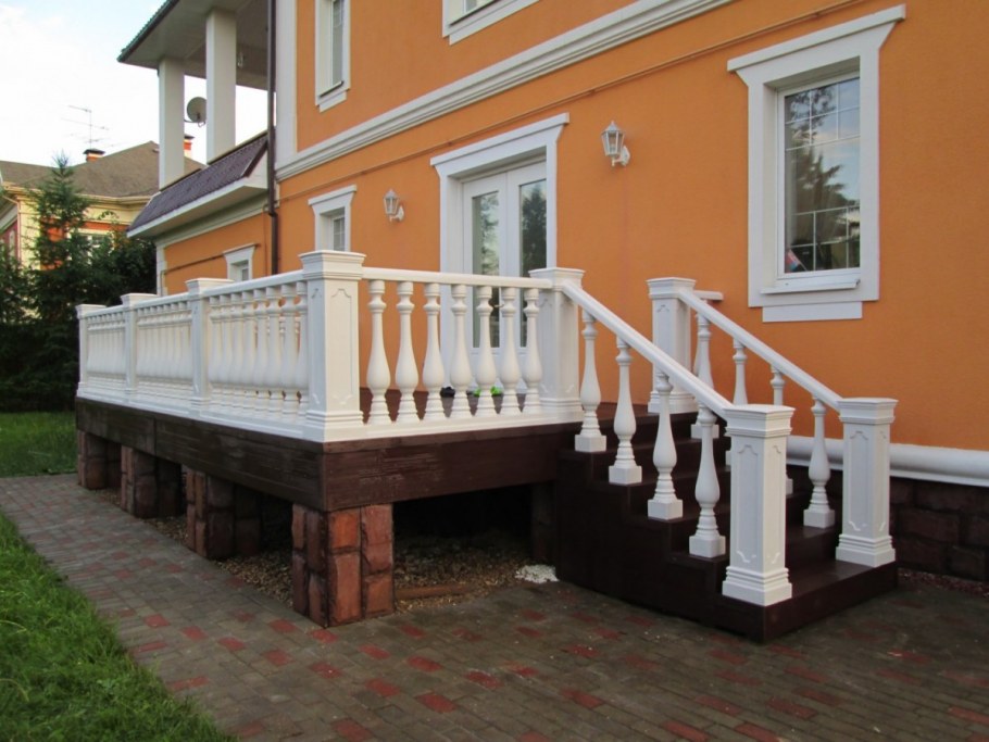 Веранда с балясинами