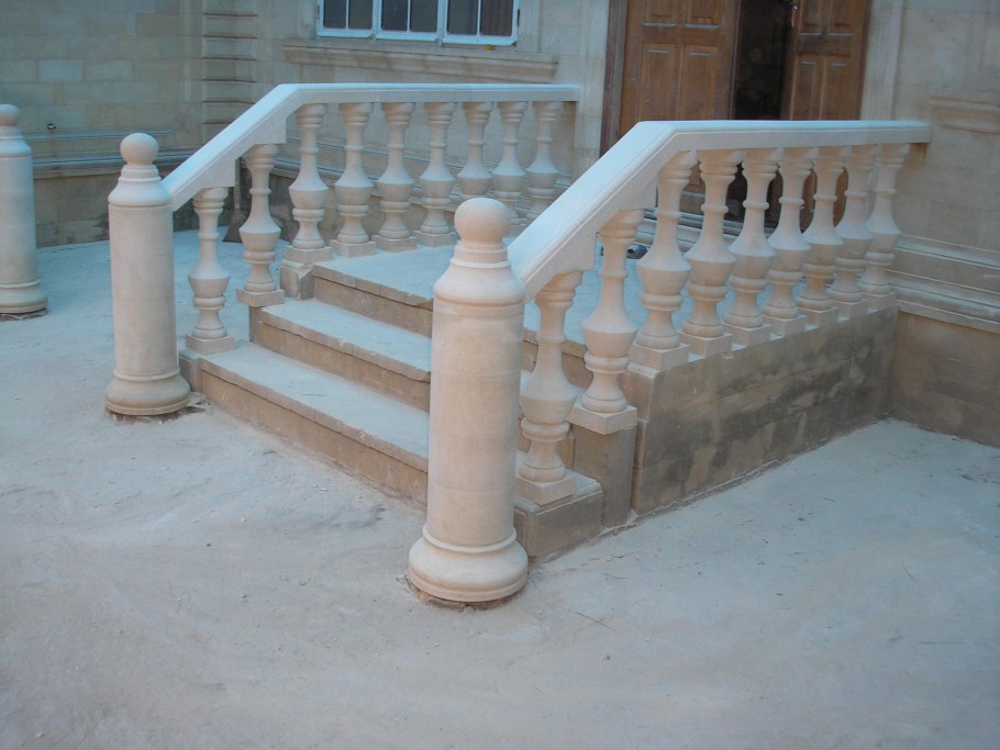 Крыльцо с деревянными балясинами