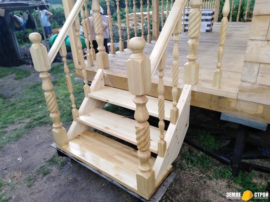 Крыльцо с деревянной решеткой