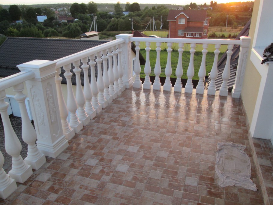 Деревянные перила для крыльца