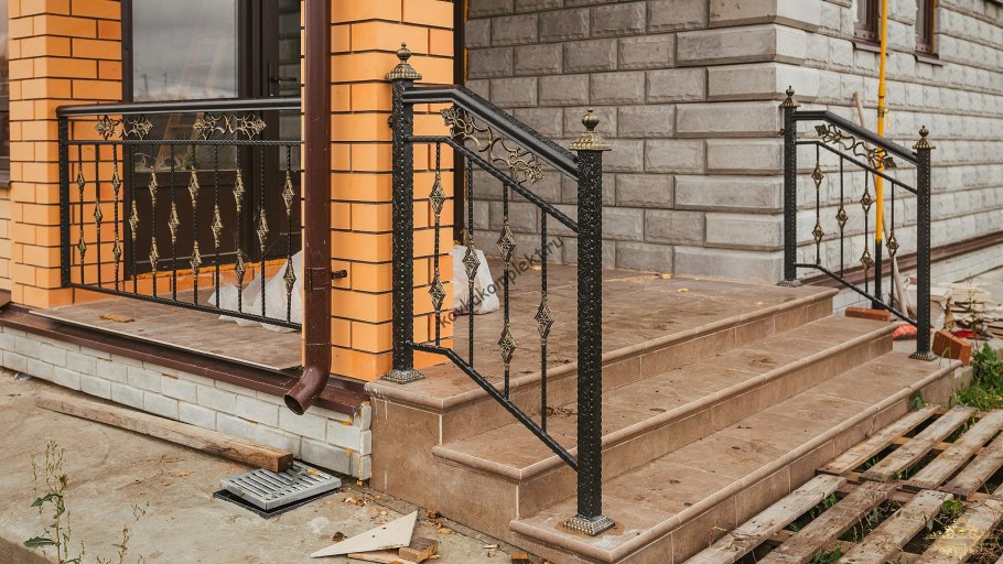 Лестница из камня в частном доме на улице