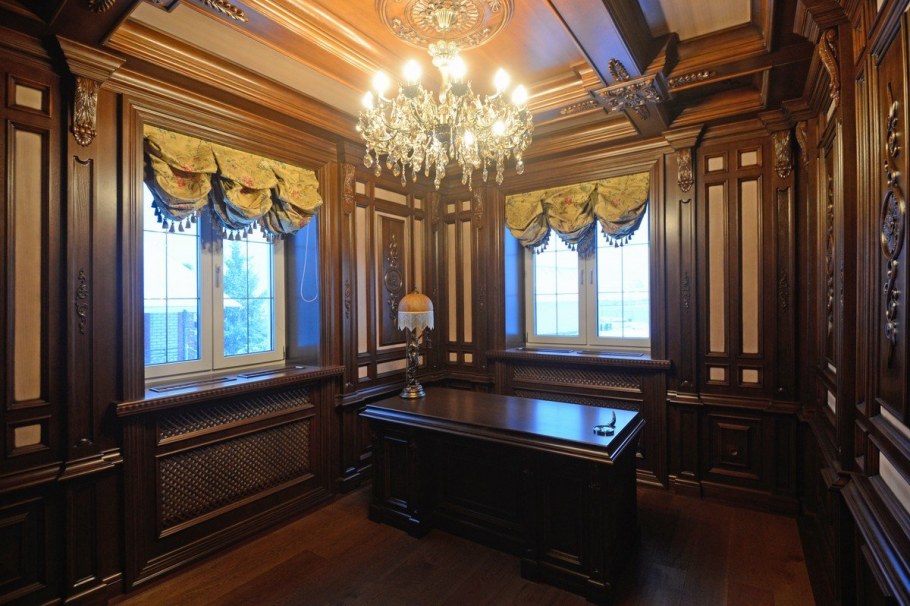 Кабинет с деревянными панелями