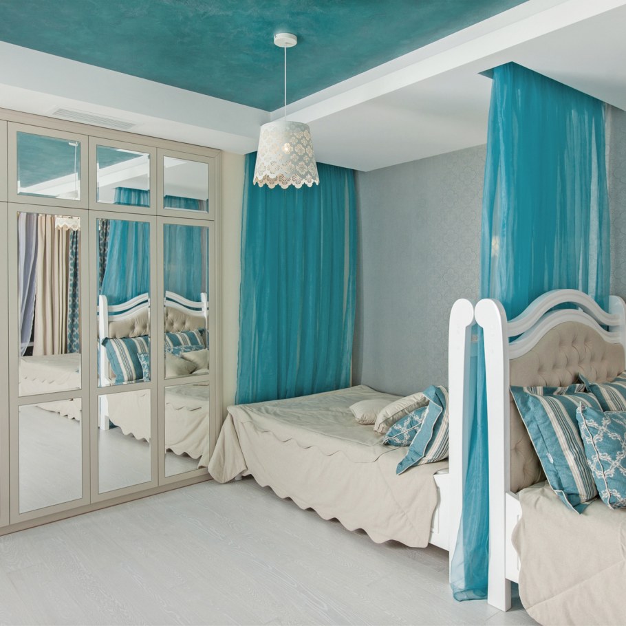 Спальня в голубых тонах с балконом