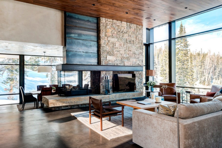 Гостиная с панорамными окнами и камином