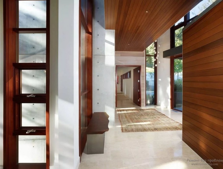 Коридор с деревянными панелями