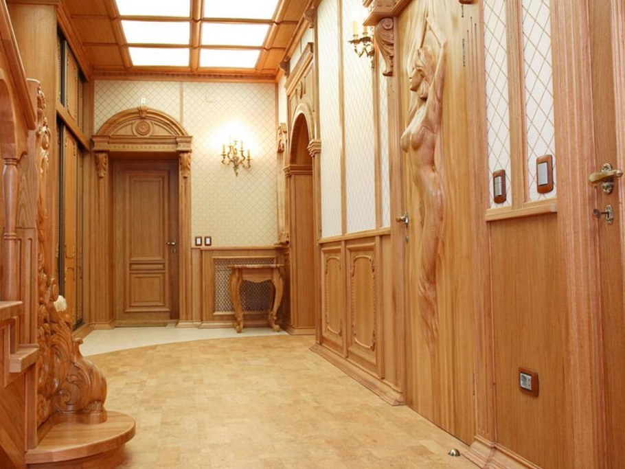 Темные стены в коридоре