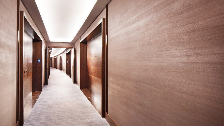 Деревянная стена в интерьере