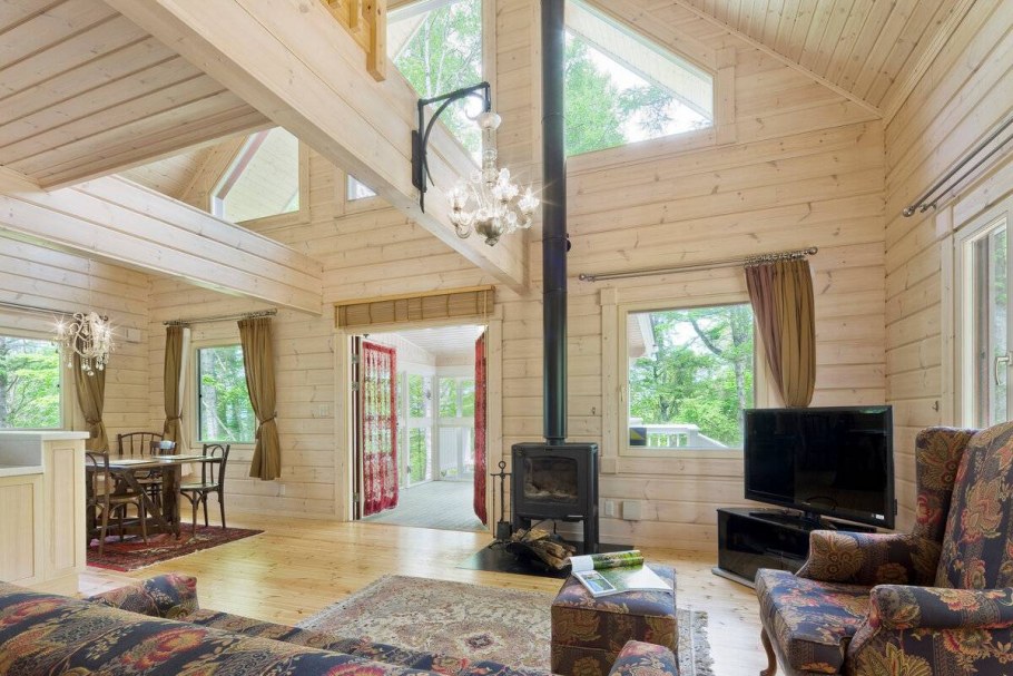 Деревянный дом со вторым светом