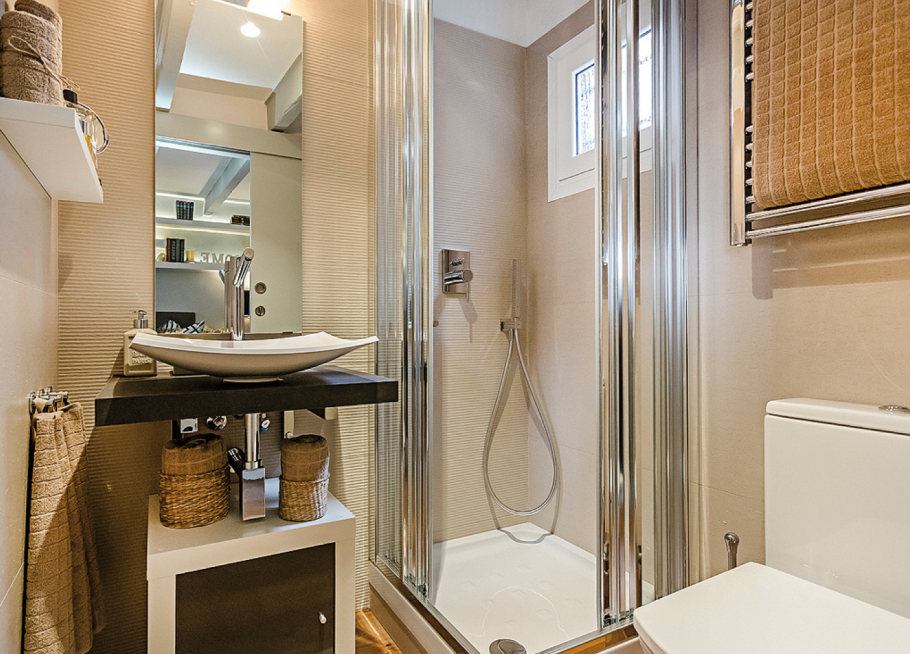 Узкая душевая с туалетом