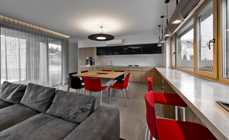 Кухня с барной стойкой и панорамным окном