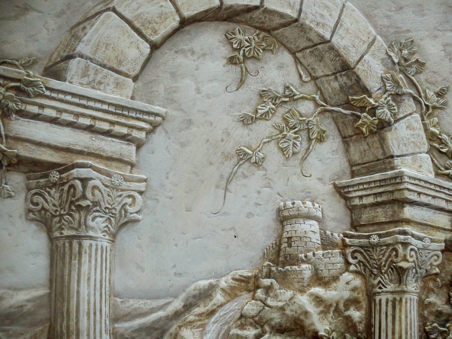 Античные руины барельеф