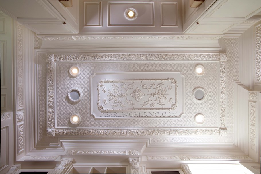 Строгановский дворец в Санкт-Петербурге барельеф