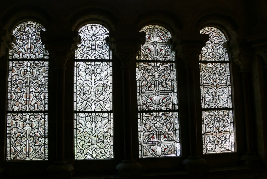 Витражи аббатства Обазин