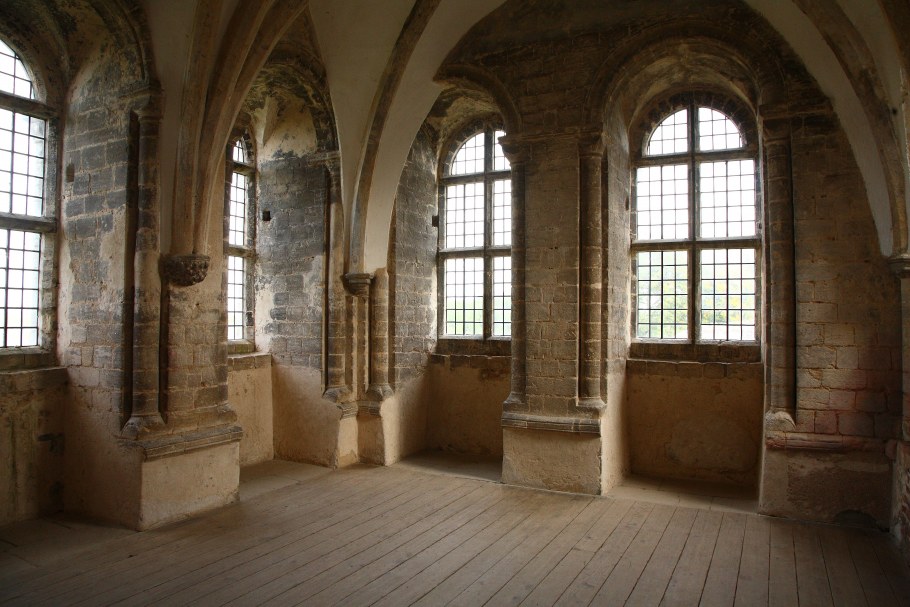 Замок Аруэ внутри