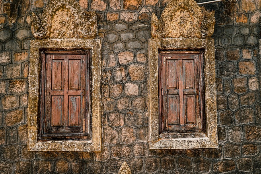 Дверь в окне допотопные