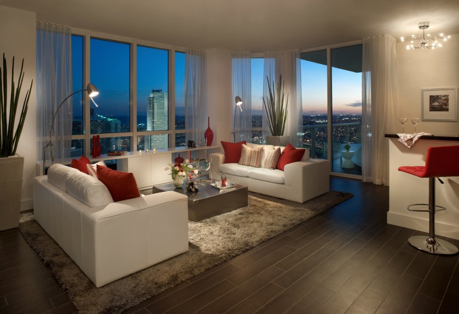 Уютная гостиная с панорамными окнами