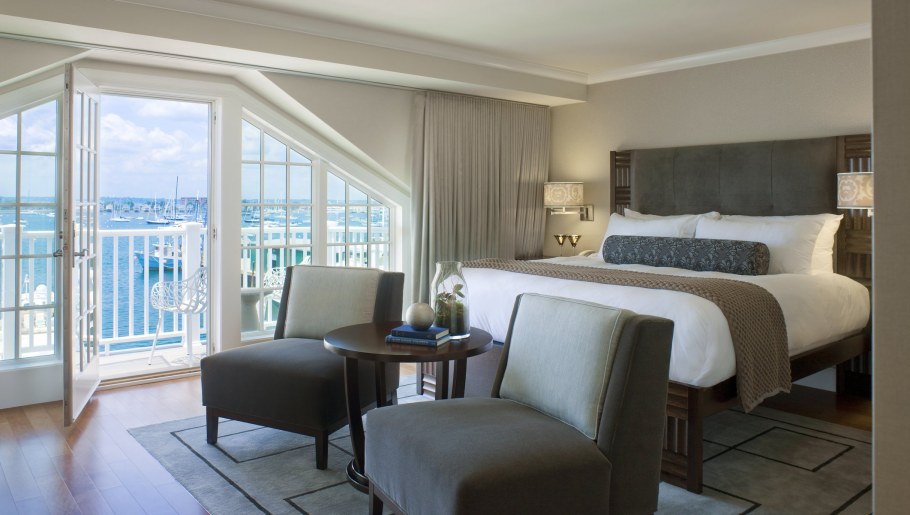 Спальня с балконом в частном доме