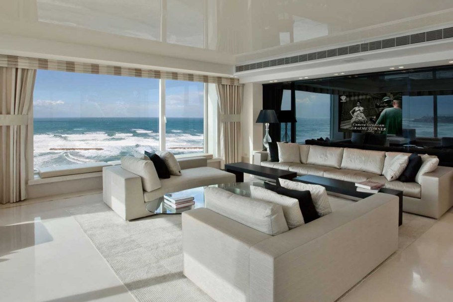 Шикарная гостиная с панорамными окнами