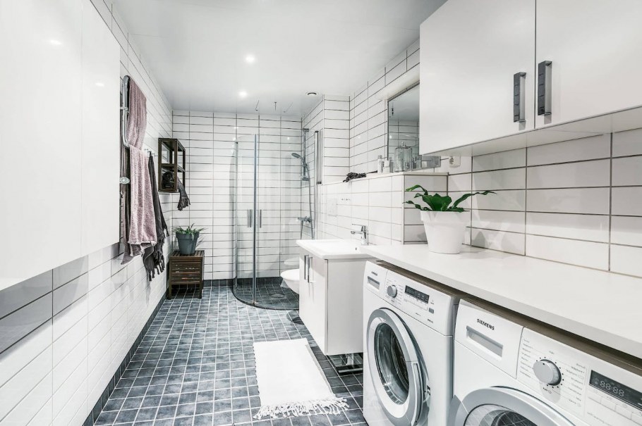 Серая стиральная машина в интерьере ванной