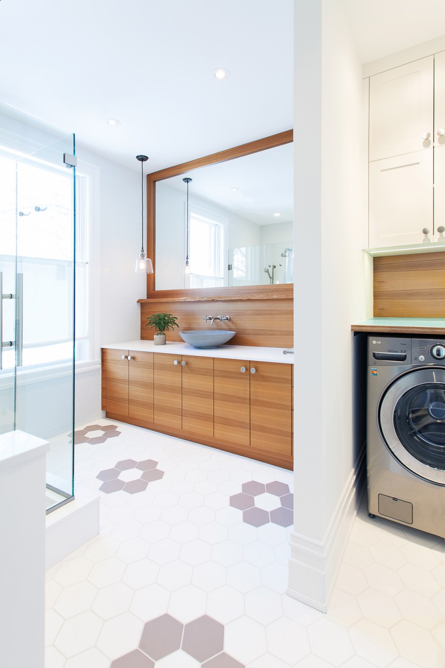 Красивая ванная комната со стиральной машиной