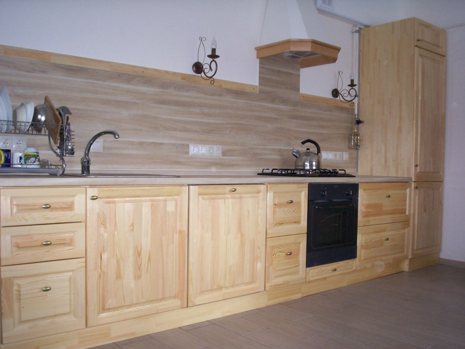 Интерьер для кухни с сосновой мебелью