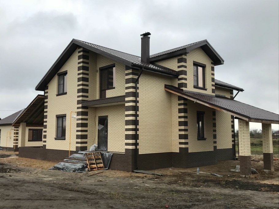 Фасад из кирпича солома и шоколад