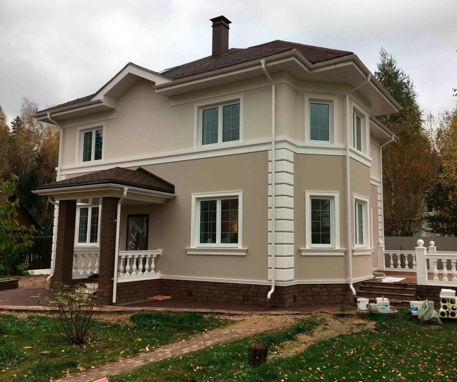 Дом из кирпича беж с шоколадом