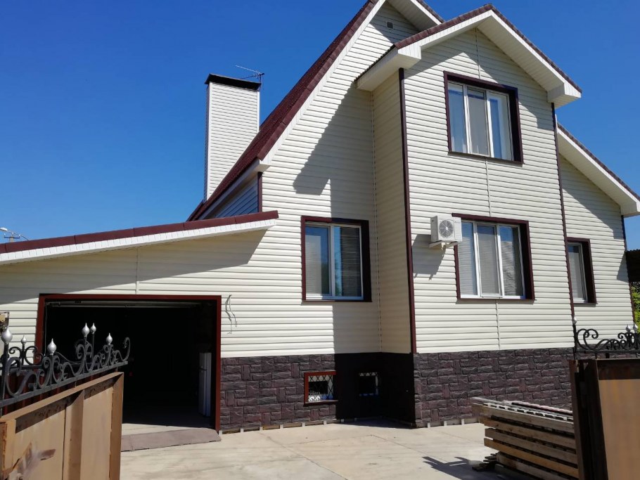 Дом из желтого кирпича с колоннами