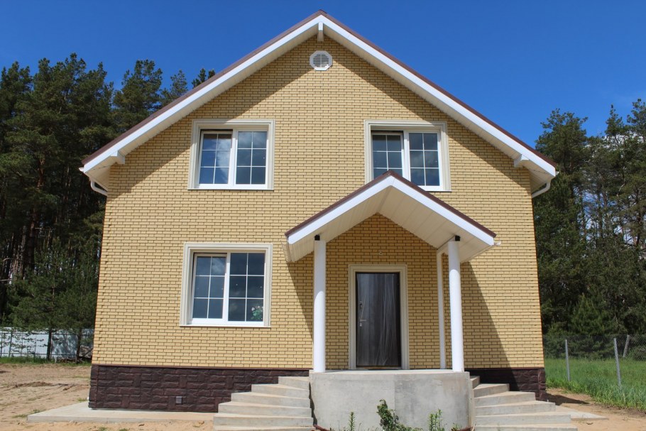 Фасад из соломенного кирпича