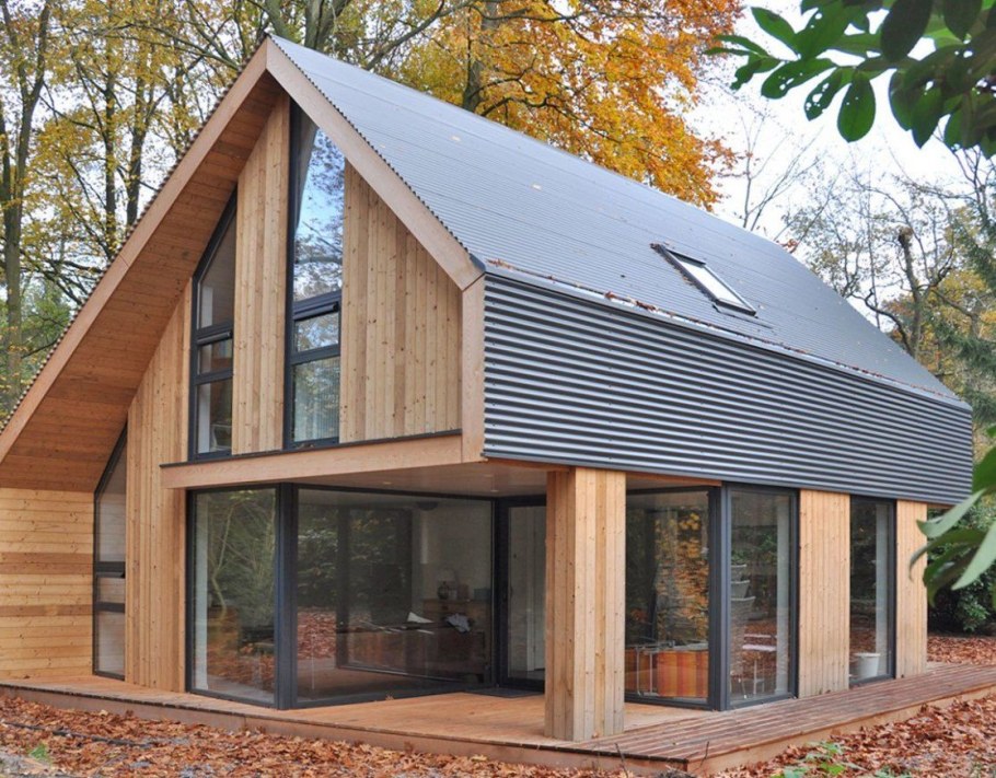 Дом с мансардной крышей и террасой