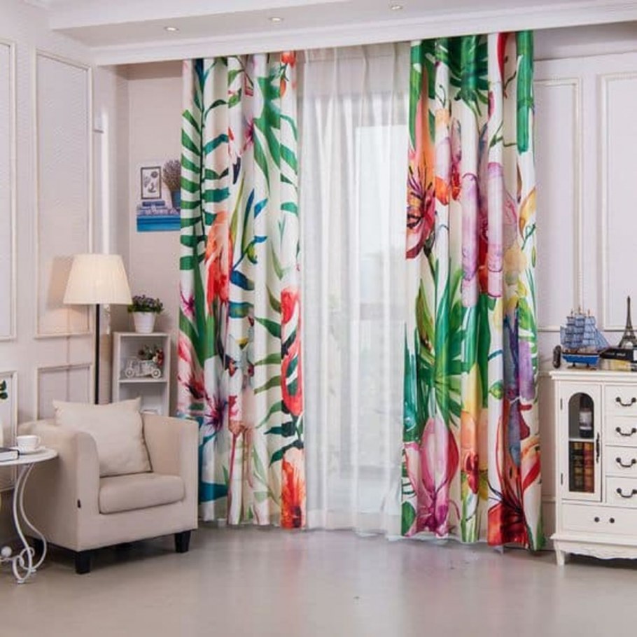 Разноцветные шторы в интерьере