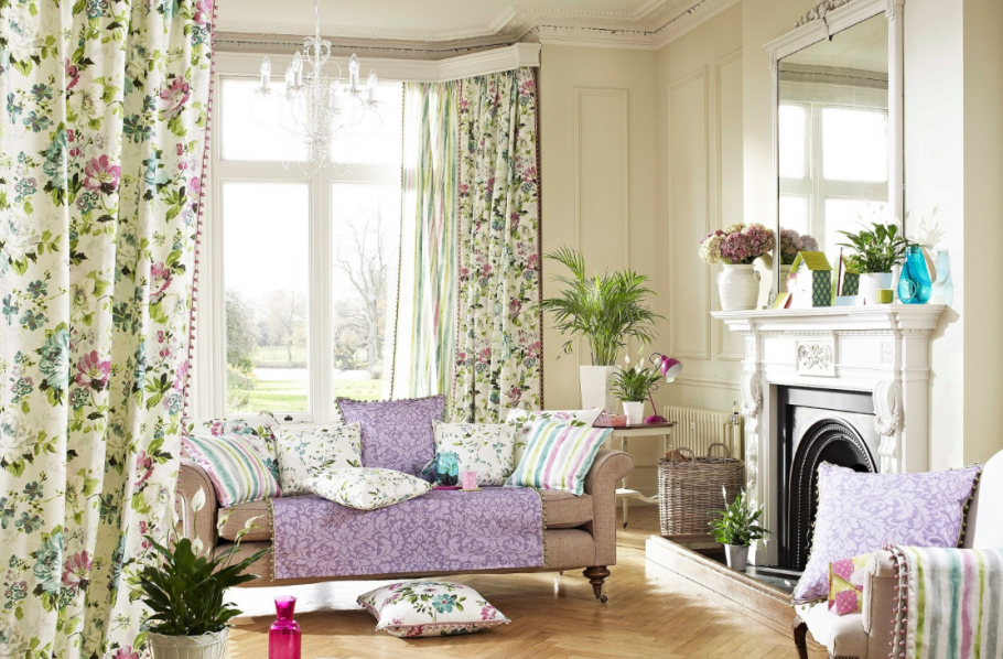 Яркие шторы в интерьере