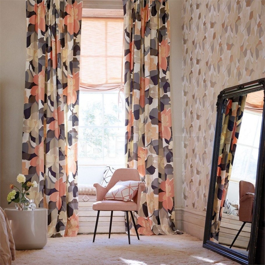 Крупный рисунок на обоях шторы