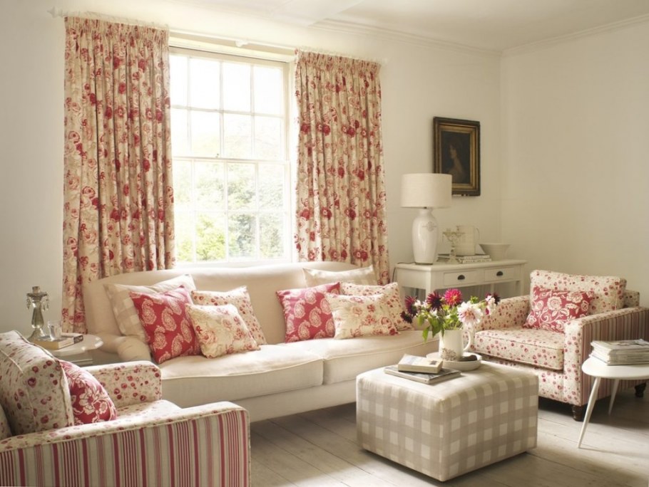Ванильные шторы в интерьере гостиной
