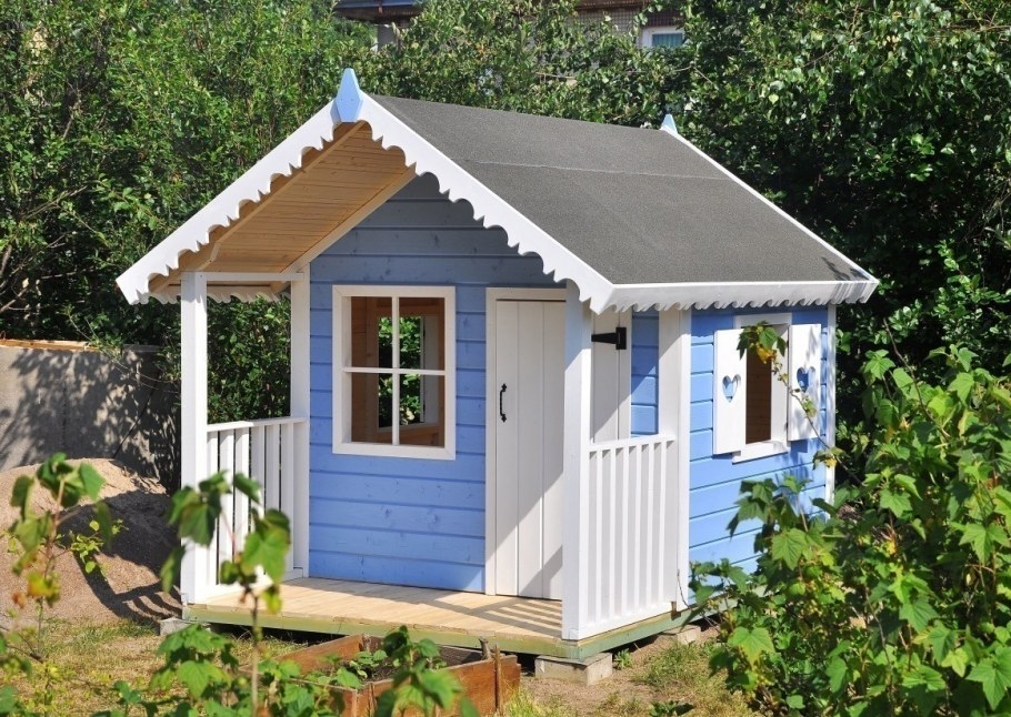 Детский домик из дерева