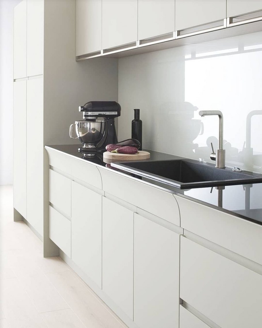 Интегрированные ручки на фасадах кухни