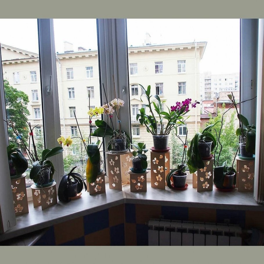 Стойка для цветов на подоконник