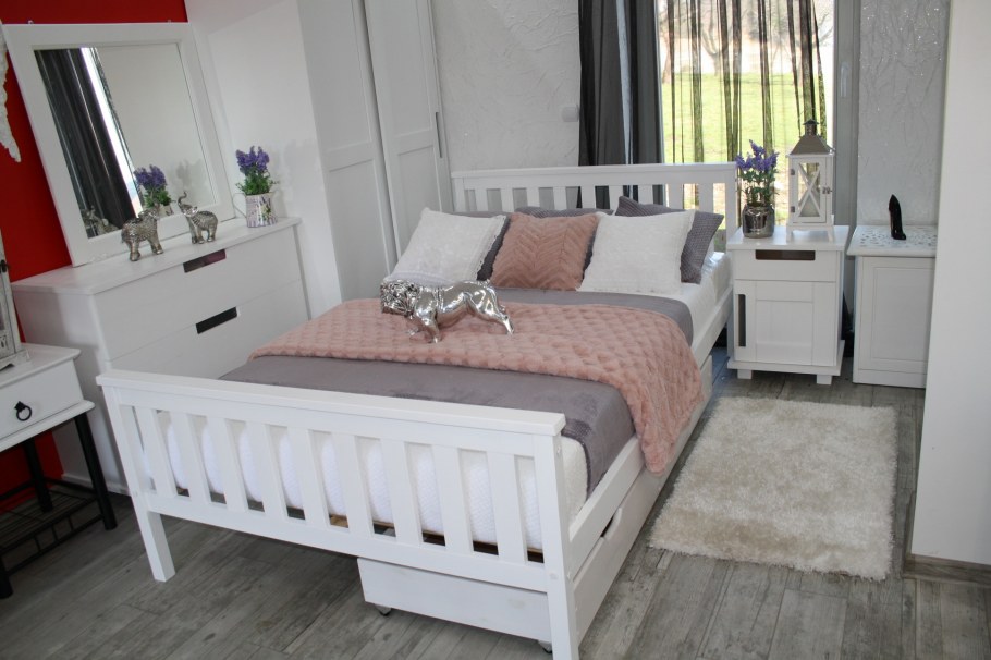 Кровать деревянная икеа в интерьере