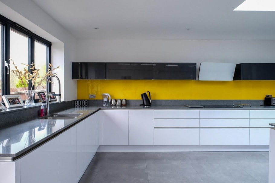 Белая кухня с черной столешницей в скандинавском стиле