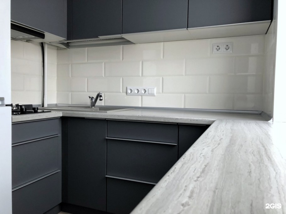 Белая матовая кухня с серой столешницей