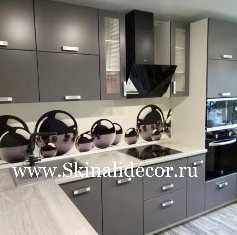 Кухня с островом из мрамора