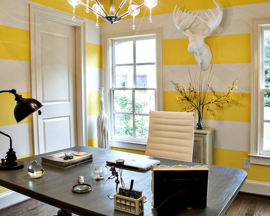 Стены и потолок желтого цвета