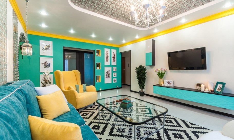 Желтый потолок на кухне