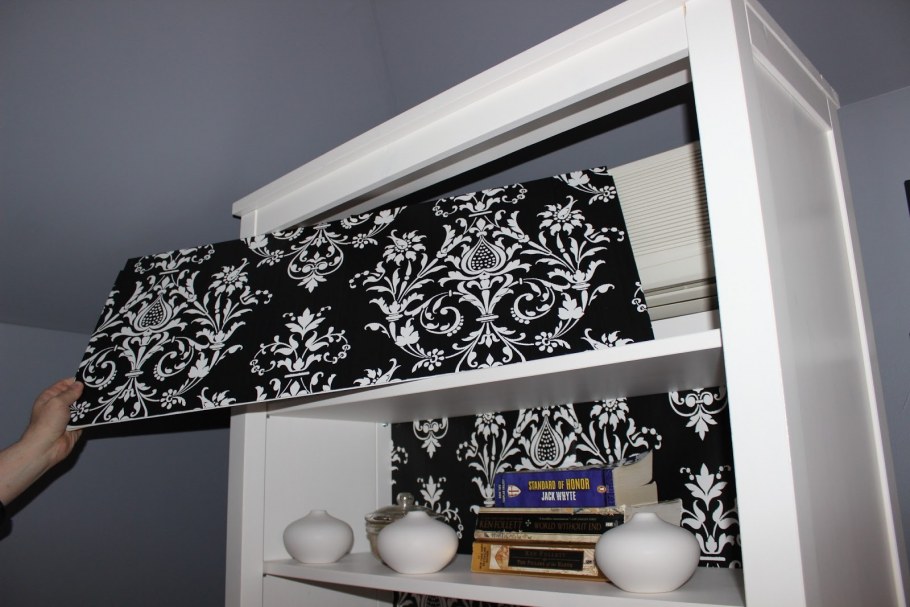 Кондиционер над окном в интерьере